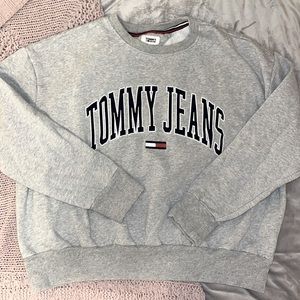 TOMMY CREWNECK